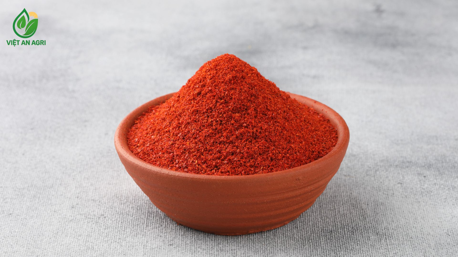Đống-Bột-ớt-đỏ-hoặc-Bột-paprika-màu-cam-sẫm-có-kết-cấu-mịn-trên-nền-trắng